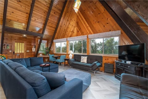 Quail Haven- A-frame cabin with hot tub, views, and more Cabin in Oakhurst