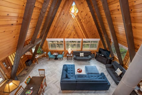 Quail Haven- A-frame cabin with hot tub, views, and more Cabin in Oakhurst