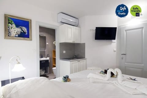 Bed, TV and multimedia, Kitchen or kitchenette, Photo of the whole room, Bedroom, towels, wardrobe, air conditioner