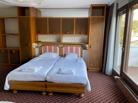 Bed, Balcony/Terrace, Photo of the whole room, Bedroom, towels, wardrobe