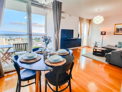 TV and multimedia, View (from property/room), Balcony/Terrace, Living room, Seating area, Dining area, Evening entertainment, Sea view