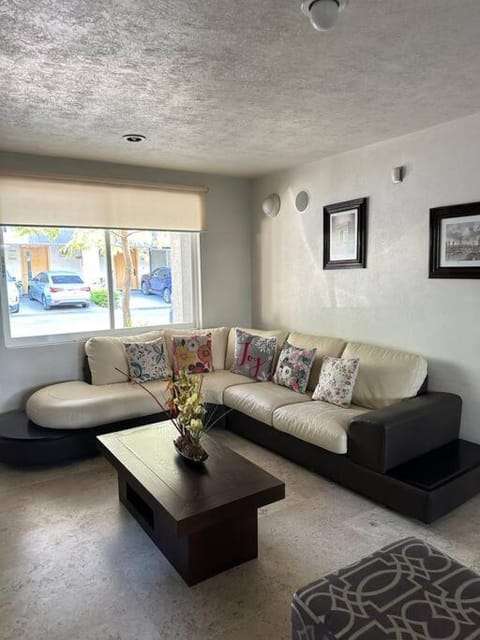 Residencial Quinta las Acacias, Santa Fe, Juriquilla House in State of Querétaro