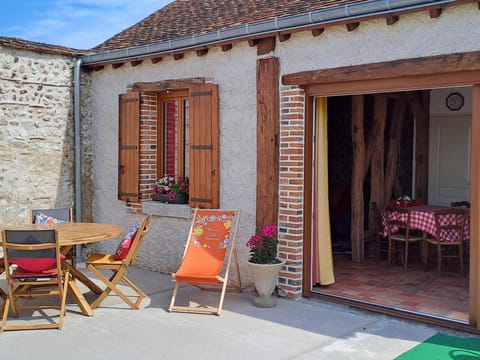 Chaleureux Gîte avec Terrasse à Proximité de la Loire et des Sites Touristiques - FR-1-590-433 House in Centre-Val de Loire