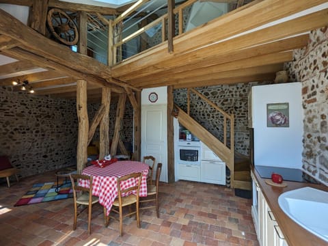 Chaleureux Gîte avec Terrasse à Proximité de la Loire et des Sites Touristiques - FR-1-590-433 House in Centre-Val de Loire