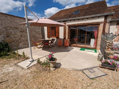 Chaleureux Gîte avec Terrasse à Proximité de la Loire et des Sites Touristiques - FR-1-590-433 House in Centre-Val de Loire