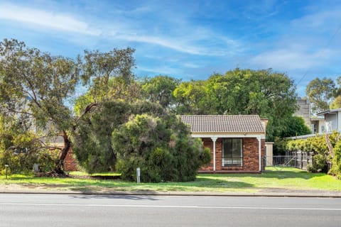Property building, Day, Neighbourhood, Natural landscape, Garden, Garden view, Street view