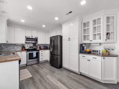 Coffee/tea facilities, Kitchen or kitchenette, oven, stove, toaster