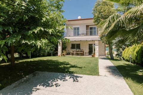 Property building, Spring, Day, Natural landscape, Garden, Garden view