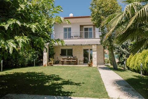 Property building, Spring, Day, Natural landscape, Garden, Balcony/Terrace, Garden view