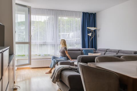 Communal lounge/ TV room, TV and multimedia, Living room, Seating area, Evening entertainment
