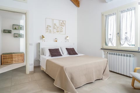 Bed, Photo of the whole room, Bedroom, internet