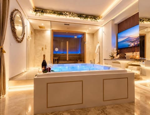 Shower, Hot Tub, Sauna