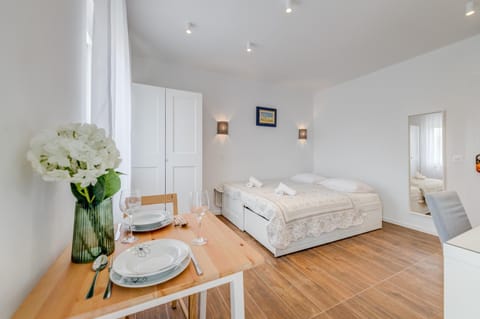 Bed, Photo of the whole room, Seating area, Bedroom