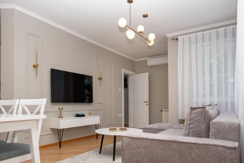 Communal lounge/ TV room, TV and multimedia, Living room, Seating area, Evening entertainment