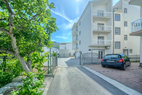 Property building, Street view, Parking
