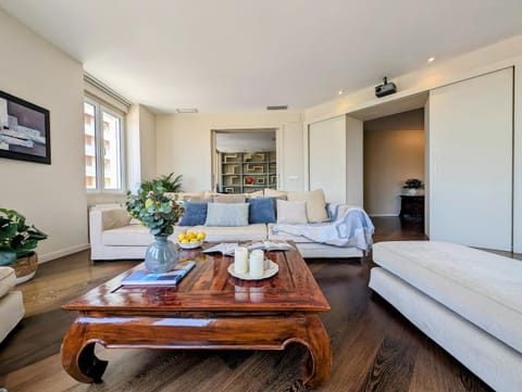 TV and multimedia, Seating area, Dining area