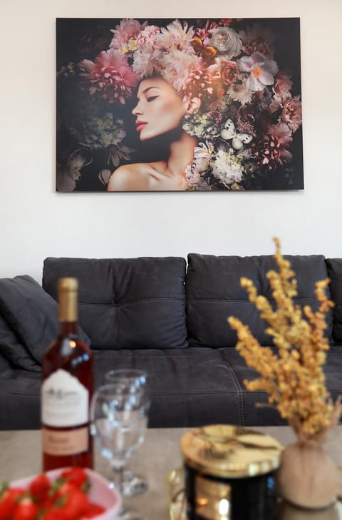 Living room, Decorative detail, Seating area