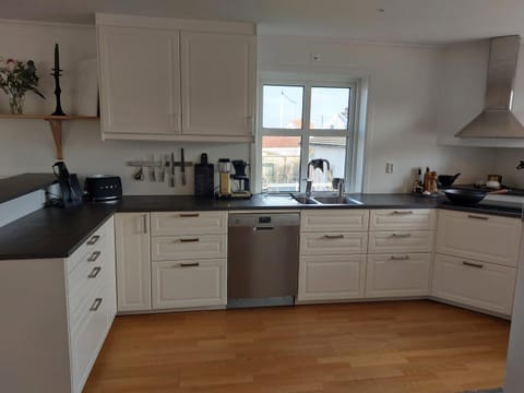 Coffee/tea facilities, Kitchen or kitchenette, dishwasher, stove, toaster