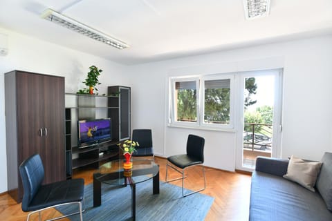 Communal lounge/ TV room, Living room, Seating area