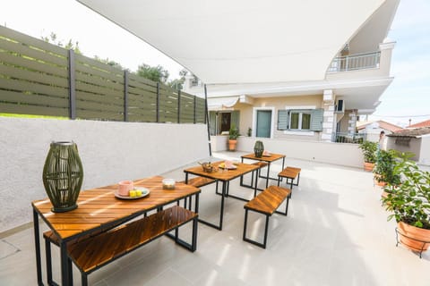 Property building, Balcony/Terrace, Dining area