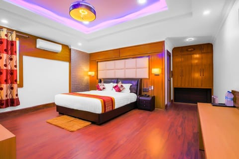 Bed, TV and multimedia, Photo of the whole room, Bedroom