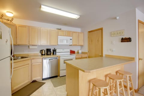 Condo in Cedar Creek with Shuttle to Big Sky Resort! Apartment in Big Sky