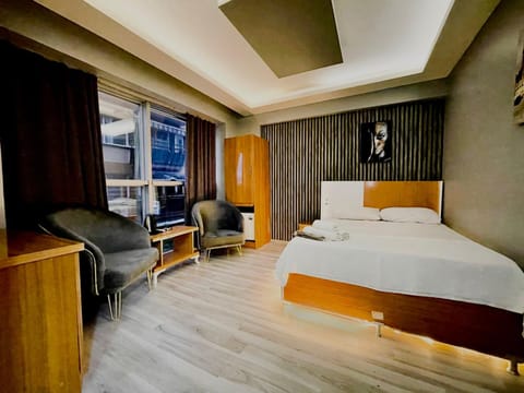 Bed, Photo of the whole room, Seating area, Bedroom