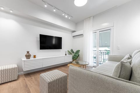 TV and multimedia, Living room, Seating area, Evening entertainment, air conditioner