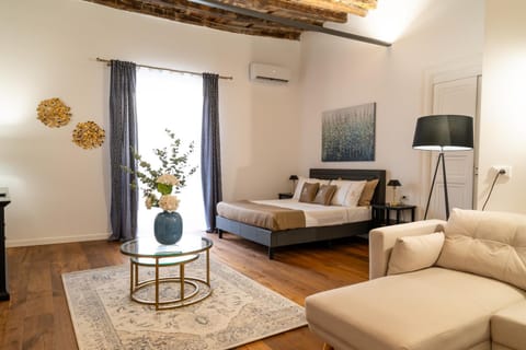 Bed, Living room, Photo of the whole room, Seating area, Bedroom, air conditioner
