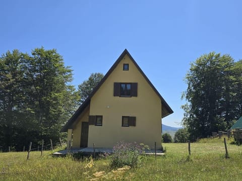 Enchanting chalet amidst impressive nature House in Montenegro