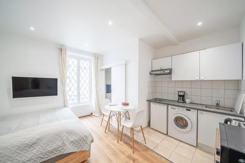 Bed, TV and multimedia, Coffee/tea facilities, Kitchen or kitchenette, Photo of the whole room, Dining area, Bedroom, stove, washing machine
