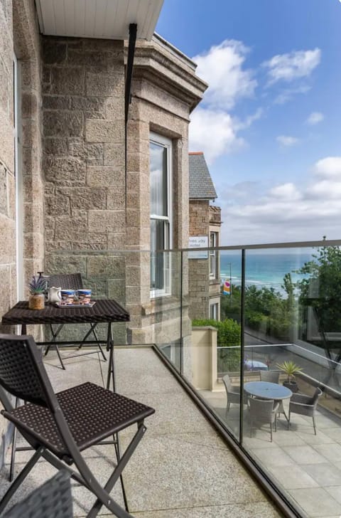 Property building, Balcony/Terrace, Seating area, Beach, Sea view