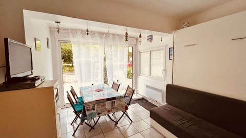 TV and multimedia, Seating area, Dining area