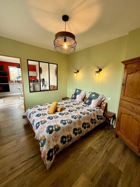 Photo of the whole room, Bedroom, towels
