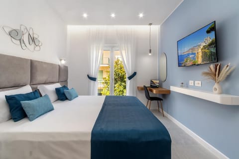 Bed, TV and multimedia, Photo of the whole room, Bedroom