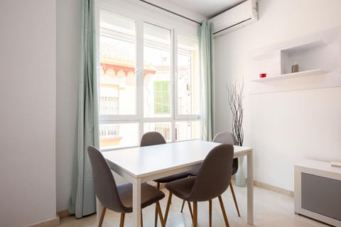 Kitchen or kitchenette, Dining area, air conditioner