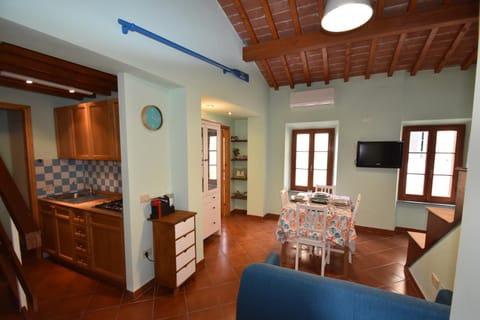 TV and multimedia, Kitchen or kitchenette, Living room, Dining area, air conditioner