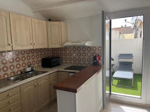 Kitchen or kitchenette, dishwasher, stove