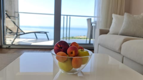 Communal lounge/ TV room, Natural landscape, TV and multimedia, Living room, Food and drinks, Seating area, Food, Sea view, air conditioner