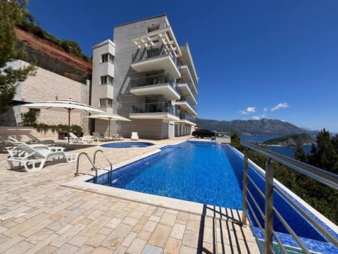 Property building, Patio, Day, Natural landscape, View (from property/room), Mountain view, Pool view, Swimming pool, sunbed