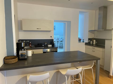 Coffee/tea facilities, Kitchen or kitchenette, Dining area, oven, stove, toaster