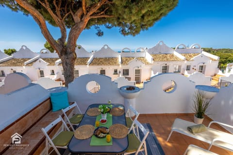 View (from property/room), Balcony/Terrace, Seating area, Breakfast, sunbed