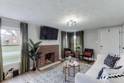 Touchdown Bungalow-Charming HOF Village Home House in Canton