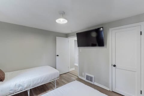 Touchdown Bungalow-Charming HOF Village Home House in Canton