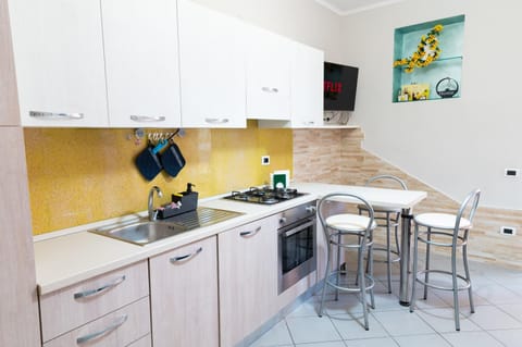 TV and multimedia, Kitchen or kitchenette, Living room, Seating area, oven
