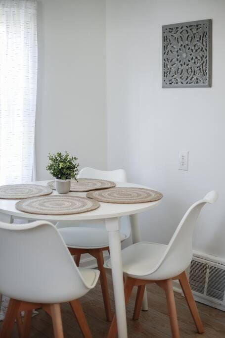 End Zone Escape-Light and Bright HOF Village Home House in Canton