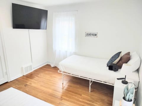 End Zone Escape-Light and Bright HOF Village Home House in Canton