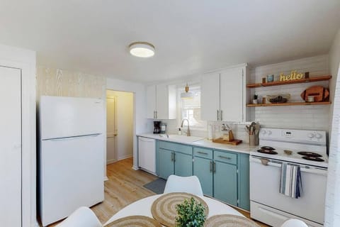 End Zone Escape-Light and Bright HOF Village Home House in Canton