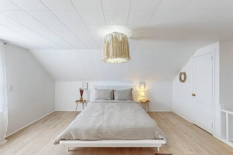 End Zone Escape-Light and Bright HOF Village Home House in Canton