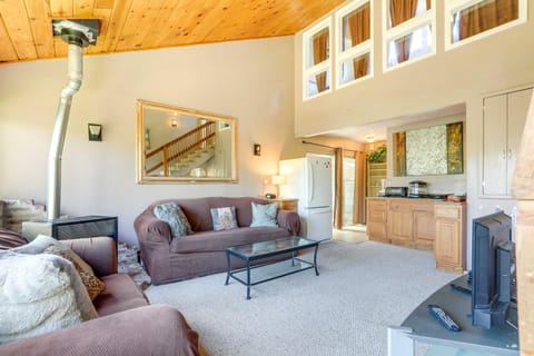 Auburn Cottage with Patios and Garden - 3 Mi to Town! House in Auburn